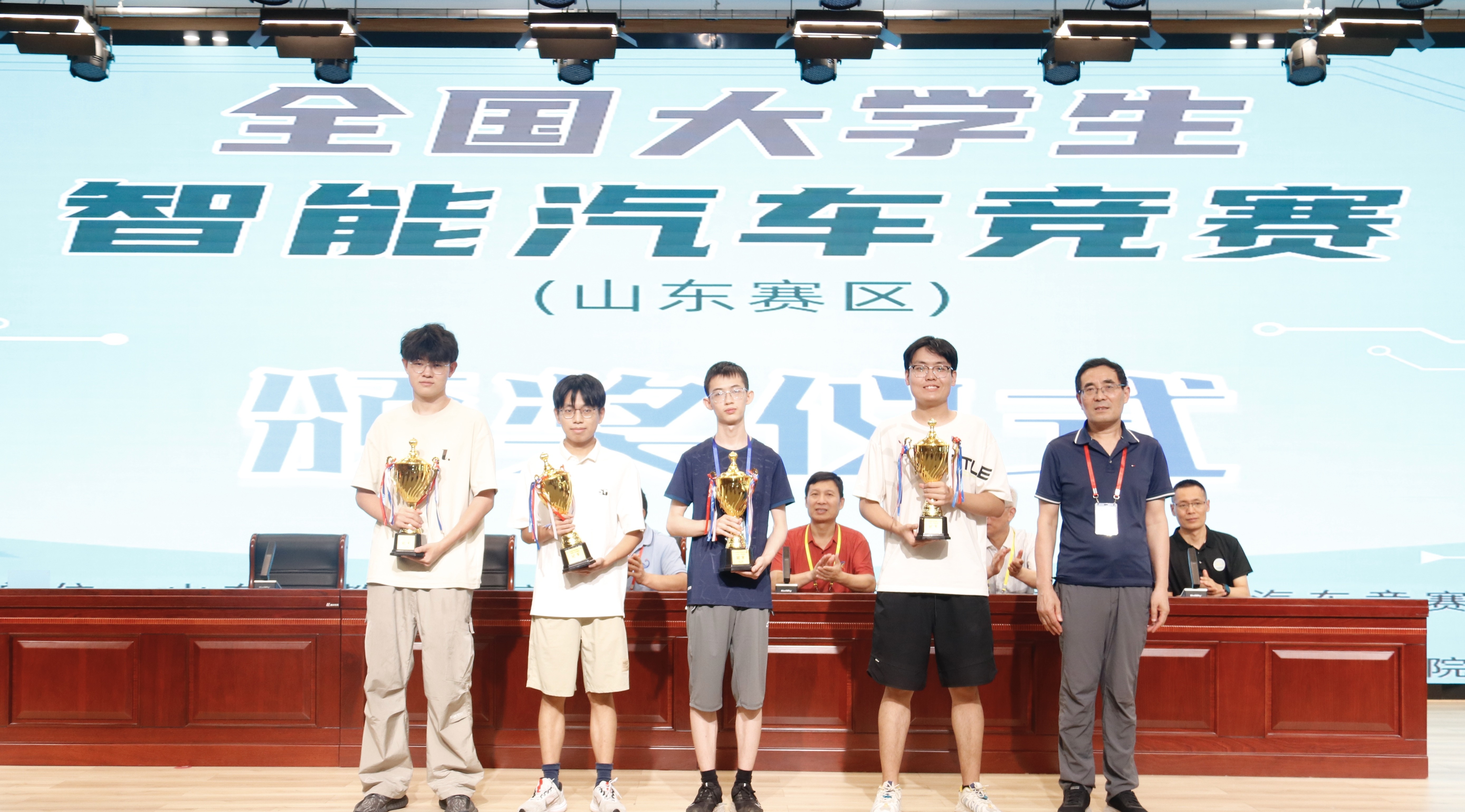 世界杯学子获全国大学生智能汽车竞赛（山东赛区）冠军晋级全国总决赛